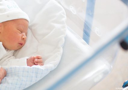 ما خطورة إبقاء القبعة على رأس الطفل الرضيع خلال نومه ؟