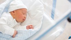 ما خطورة إبقاء القبعة على رأس الطفل الرضيع خلال نومه ؟