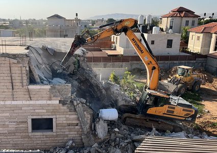 الاحتلال يجبر مقدسيا على هدم محلين تجاريين ذاتيا