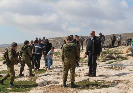 قوات الاحتلال تمنع العمل في طريق زراعية في بلدة عطارة