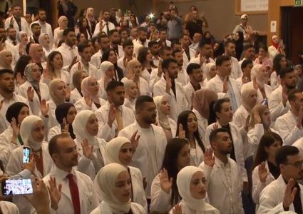 الهيئة التدريسية في كلية الطب وعلوم الصحة بالنجاح تقدم التهاني للخريجين