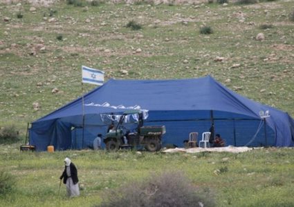 مستوطنون ينصبون خياما على أراضي المواطنين  غرب سلفيت