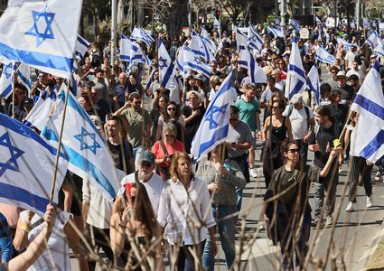 انطلاق احتجاجات عارمة رفضًا للبدء بتمرير خطة إضعاف القضاء