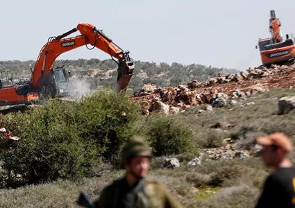 الاحتلال يهدم منزلًا ويعتقل عددًا من الشبان في النقب
