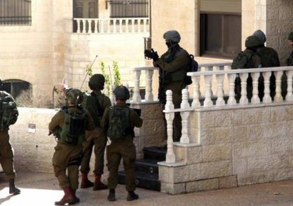 الاحتلال يفتش منازل ويستجوب قاطنيها جنوب جنين