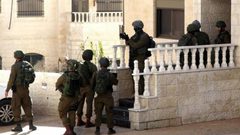 الاحتلال يفتش منازل ويستجوب قاطنيها جنوب جنين