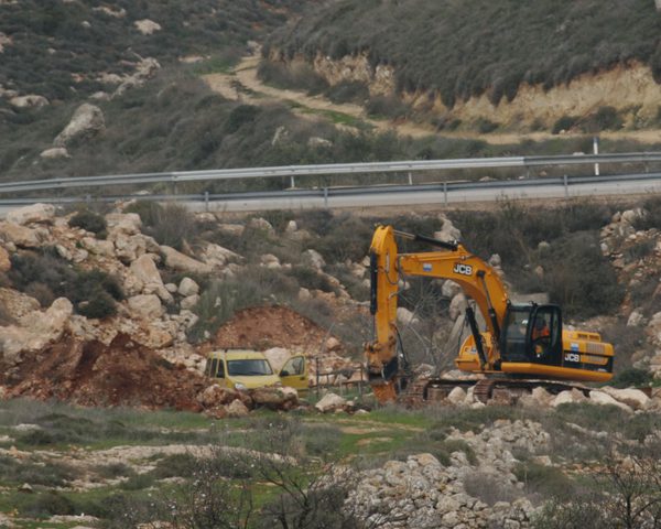 الاحتلال يجرف طريقا زراعية جنوب الخليل لتوسيع مستوطنتين