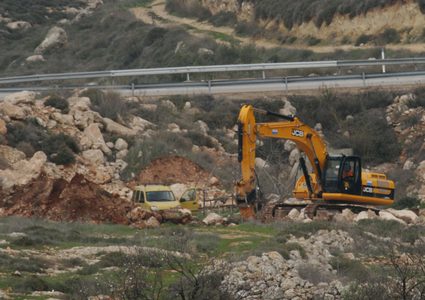 الاحتلال يجرف طريقا زراعية جنوب الخليل لتوسيع مستوطنتين