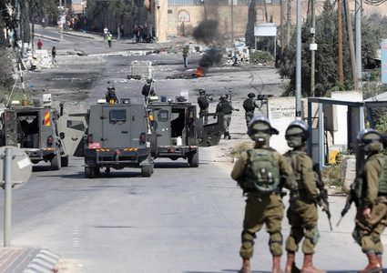 الاحتلال يقتحم ترمسعيا ويداهم محل صرافة وسط اندلاع مواجهات