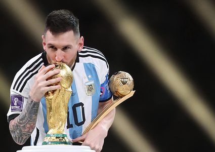 "الخطة ب" تتوج ميسي ملكا على عرش كرة القدم