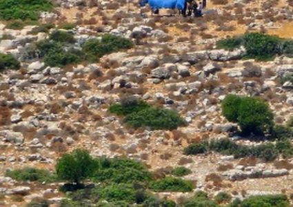 للمرة الثالثة... مستوطنون ينصبون خياما غرب سلفيت