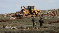 الاحتلال يجرف طريقا زراعية جنوب الخليل لتوسيع مستوطنتين