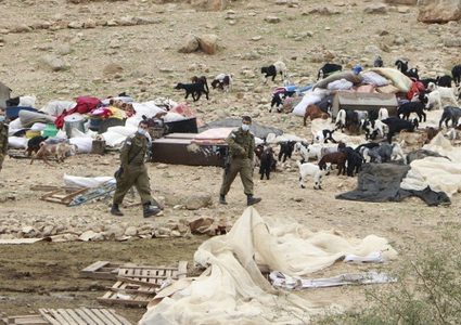 قوات الاحتلال تفتش خياما في الأغوار الشمالية