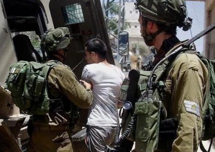 قوات الاحتلال تعتقل شابا عند حاجز قلنديا شمال القدس
