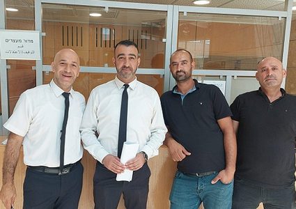 الاحتلال يطلق سراح وائل عمري ونجليه ويضعهم رهن الحبس المنزلي