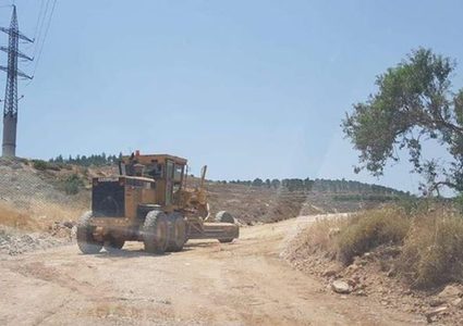 مستوطنون يشقون طريقاً استيطانياً غرب سلفيت