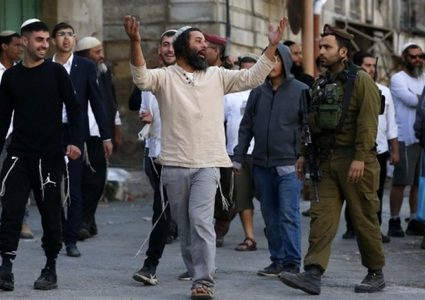 مستوطنون يستولون على سطح منزل في تل الرميدة وسط الخليل