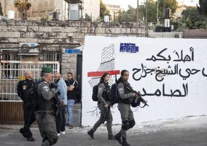 قوات الاحتلال تقمع وقفة في حي الشيخ جراح بالقدس