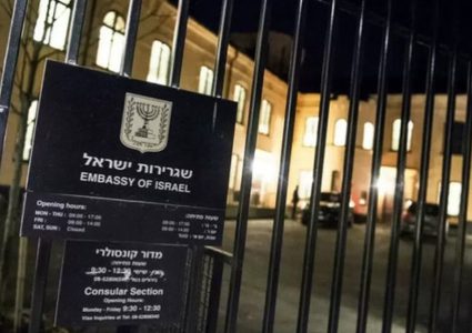 حرق نسخة من التوارة في السويد وغضب في اسرائيل