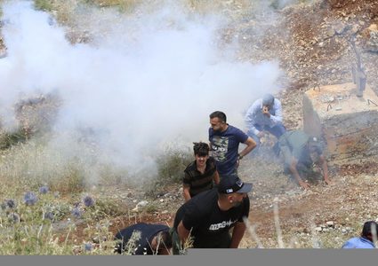 قوات الاحتلال تطلق قنابل الغاز نحو وفد اعلامي عند تخوم مزارع شبعا بجنوب لبنان