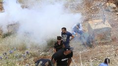 قوات الاحتلال تطلق قنابل الغاز نحو وفد اعلامي عند تخوم مزارع شبعا بجنوب لبنان