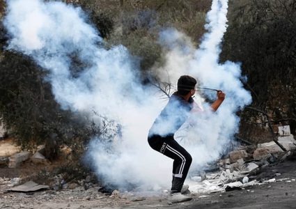 إصابات بالاختناق خلال هجوم للمستوطنين على منزل في بورين