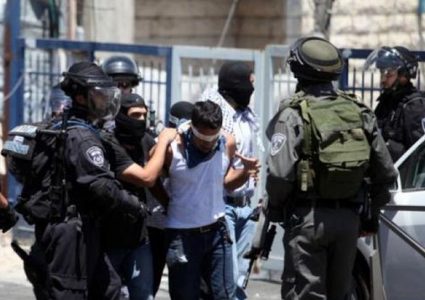 الاحتلال يعتقل ثلاثة مواطنين من القدس بينهم فتى