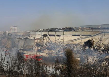 حريق ضخم في هاتاي التركية على الحدود مع سوريا