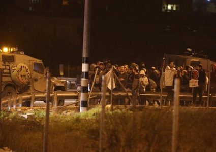 مستوطنون يعرقلون حركة المواطنين على شارع قلقيلية - نابلس