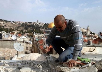 سلطات الاحتلال تجبر مقدسيا على هدم منزله