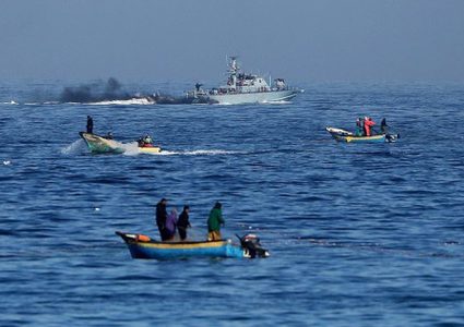 الشؤون المدنية تتسلم مركبين للصيد في بحر غزة