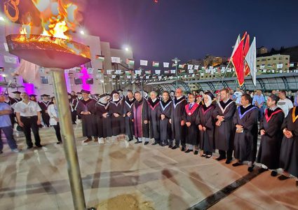 النجاح تفتتح حفلات تخريجها بإيقاد "شعلة الخريج " وتكريم نخبة من أوائل طلبتها