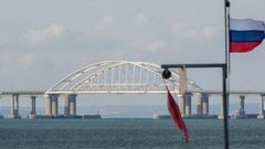 مقتل اثنين وإصابة ابنتهما في هجومين مزعومين على جسر القرم