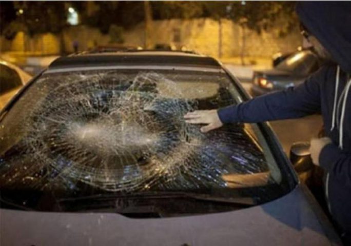 مستوطنون يهاجمون مركبات المواطنين في حوارة جنوب نابلس