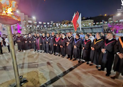 جامعة النجاح الوطنية توقد شعلة الخريج تزامناً مع تخريج الفوج 43