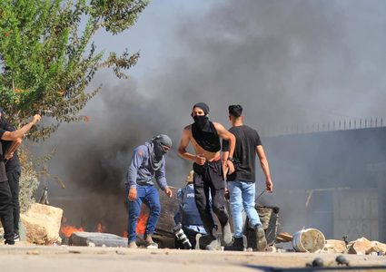 إصابة شاب بجروح خطيرة خلال مواجهات مع الاحتلال في مخيم الفوار