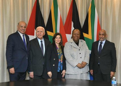 الأحمد يلتقي وزيرة العلاقات الدولية والتعاون في جمهورية جنوب افريقيا