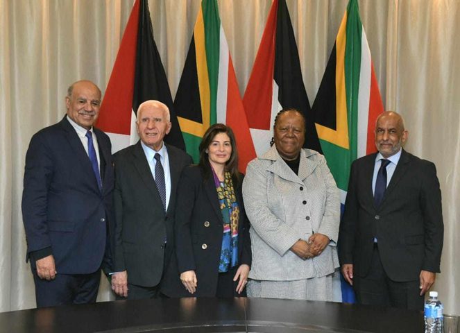 الأحمد يلتقي وزيرة العلاقات الدولية والتعاون في جمهورية جنوب افريقيا