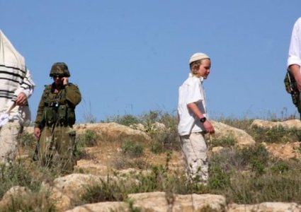 مستوطنون يسرقون خياما من أراضي بيت فوريك شرق نابلس