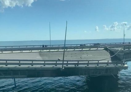 رويترز: بريطانيا تنفي ضلوعها في الهجوم على جسر القرم