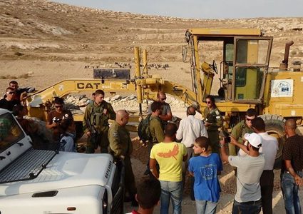 قوات الاحتلال تستولي على جرافة غرب سلفيت