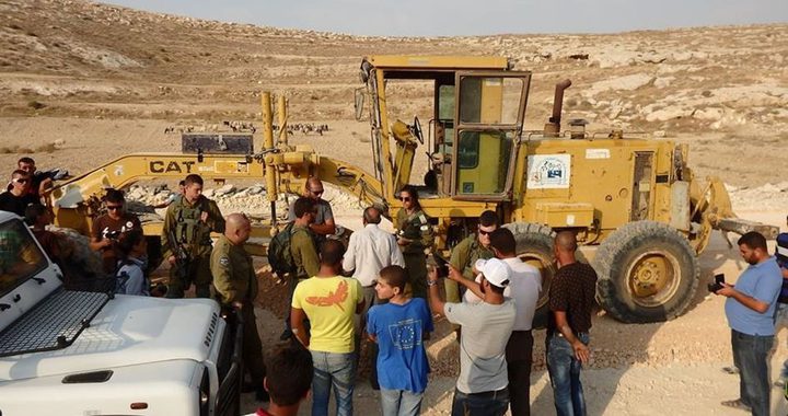 قوات الاحتلال تستولي على جرافة غرب سلفيت