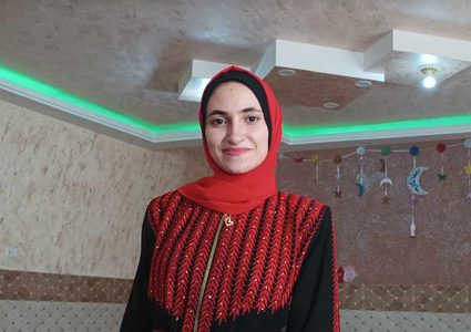 آلاء القطراوي… طالبة من غزة تحقق معدل 98.1 في الفرع الأدبي رغم الصعوبات