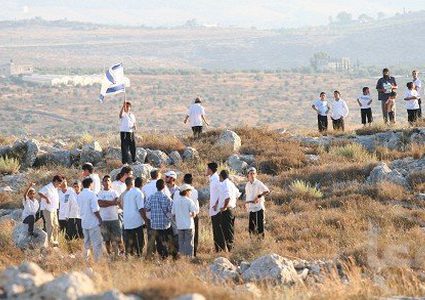 مستوطنون يشرعون ببناء بؤرة جديدة شرق القدس