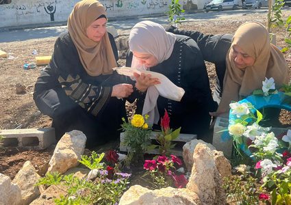 المهنئون يؤمون منزل الطالب الشهيد مجدي عرعراوي