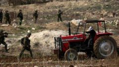 الاحتلال يستولي على مركبة وجرار زراعي جنوب طوباس