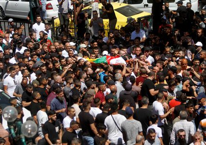 الاف المواطنين يشيعون جثمان الشهيد بدر المصري في نابلس