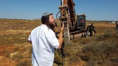 مستوطنون يجرفون 15 دونما وينصبون خياما جنوب غرب الخليل