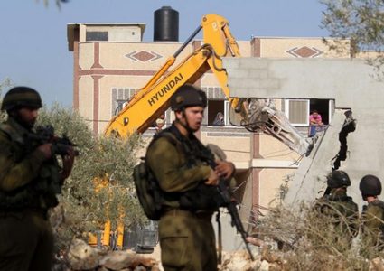 الاحتلال يخطر بهدم منشآت في سلوان ويقتحم عدة أحياء بالقدس