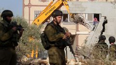 الاحتلال يخطر بهدم منشآت في سلوان ويقتحم عدة أحياء بالقدس